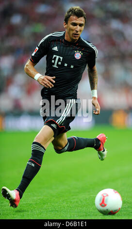 Münchner Mario Mandzukic spielt den Ball während der DFL-Supercup-Finale zwischen FC Bayern München und Borussia Dortmund in der Allianz Arena in München, Deutschland, 12. August 2012. Foto: Thomas Eisenhuth Stockfoto