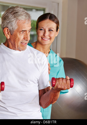 Senior woman Reha-Sport im Pflegeheim mit einem Physiotherapeuten Stockfoto