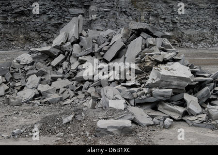 (DATEI) Eine Archivfoto vom 5. Oktober 2011 zeigt Platten abgebaut aus Ölschiefer sitzt auf einem Haufen in einem Steinbruch in Dormettingen, Deutschland. Foto: Tobias Kleinschmidt Stockfoto