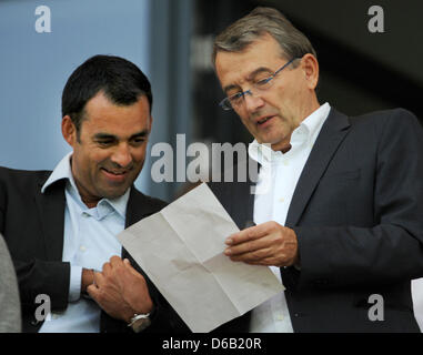 Präsident von Deutschland-Fußball-Bund (DFB) Wolfgang Niersbach (R) und dem neuen DFB sporting Direktor Robin Dutt reden vor dem u-21 Fußballspiel zwischen Deutschland und Argentinien im Sparda-Bank-Hessen-Stadion in Offenbach, Deutschland, 14. August 2012. Foto: Arne Dedert Stockfoto