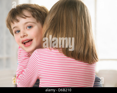 Mädchen Jungen Ohr zu flüstern Stockfoto