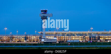 Blick von der hell erleuchteten Berlin Brandenburg Airport Willy Brandt (BER) in Schönefeld, Deutschland, 14. August 2012. Die nächste Vorstandssitzung der Flughafengesellschaft Berlin Brandenburg wird am 16. August 2012 stattfinden. Foto: PATRICK PLEUL Stockfoto