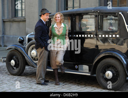 Schauspieler Anna Loos (als Henny Dallgow, L-R) und Jan Josef Liefers (als Albert Goldmann) während der Dreharbeiten für den Film "Nacht schlug Berlin - Der Reichstagsbrand" darstellen (Übernachtung Berlin - The Reichstag Feuer) an der Berliner Straße in Potsdam Babelsberg, Deutschland, 15. August 2012. Der Film wird im Jahr 2013 zum 80. Jahrestag der dem Reichstagsbrand übertragen. Foto: Britta Pedersen Stockfoto