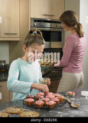 Mutter und Tochter gemeinsam Backen Stockfoto