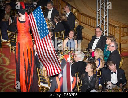 Prinzessin Margriet von The Netherlands (R) besucht das Gala-Diner "Nacht der Stars" anlässlich des 10-jährigen Bestehens der Holland-America-Freundschaft-Foundation in der Halle der Ritter in den Haag, Niederlande, 15. April 2013. Foto: DPA/Patrick van Katwijk/Alamy Live News Stockfoto