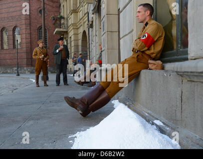 Extra sitzt während der Dreharbeiten für den Film "Nacht schlug Berlin - Der Reichstagsbrand" (Overnight Berlin - The Reichstag Feuer) an der Berliner Straße in Potsdam Babelsberg, Deutschland, 15. August 2012. Der Film wird im Jahr 2013 zum 80. Jahrestag der dem Reichstagsbrand übertragen. Foto: Britta Pedersen Stockfoto