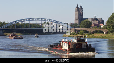 Ein Schiff mit einer geringen Tiefgang Verkäufe in den niedrigen Wasserständen in der Elbe in Magdeburg, Deutschland, 15. August 2012. Die Wasserstände der Elbe ist nur 1,10 Meter hier. Frachter Verkehr ist daher begrenzt. Foto: Jens Wolf Stockfoto