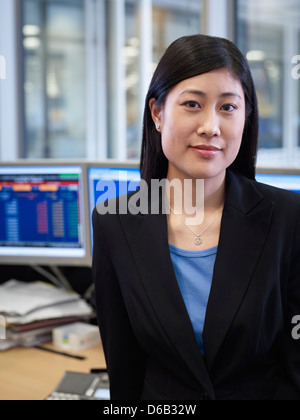 Geschäftsfrau, die lächelnd im Büro Stockfoto
