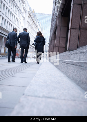 Geschäftsleute gehen auf Stadtstraße Stockfoto