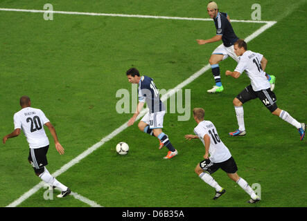 Argentiniens Lionel Messi (2 L) wetteifert um den Ball mit Deutschlands Spieler Jerome Boateng (l-R), Lars Bender und Holger Badstuber während ihrer freundlichen Fußball in der Commerzbank-Arena in Frankfurt/Main, Deutschland, 15. August 2012 entsprechen. Im Hintergrund (2-R) ist Argentiniens Gonzalo Higuain nach einer Verletzung während des Spiels ein Kopfverband getragen werden.   Foto: Frank Kleefeldt dpa Stockfoto