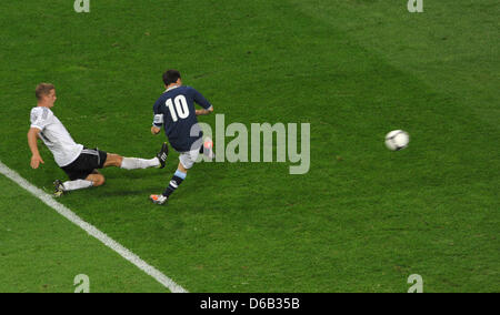 Deutschlands Lars Bender (L) wetteifert um den Ball mit Argentiniens Lionel Messi, der das erste Tor während ihrer Freundschaftsspiel in der Commerzbank-Arena in Frankfurt/Main, Deutschland, 15. August 2012 schießt.   Foto: Frank Kleefeldt dpa Stockfoto