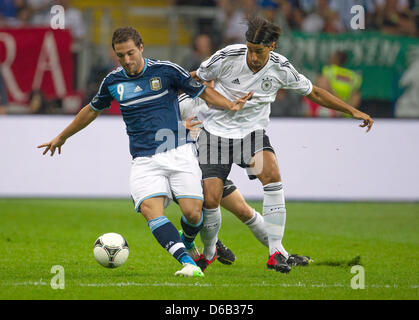 Deutschlands Sami Khedira (r) wetteifert um den Ball mit Argentiniens Gonzalo Higuain während ihrer Freundschaftsspiel Deutschland gegen Argentinien in der Commerzbank-Arena in Frankfurt / Main, Deutschland, 15. August 2012. Foto: Uwe Anspach Dpa/lhe Stockfoto