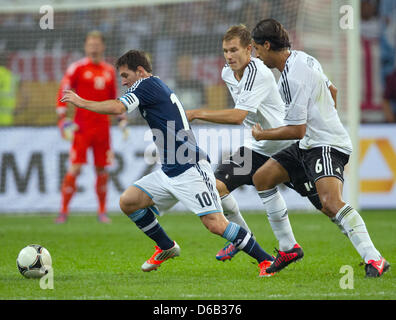 Deutschlands Sami Khedira (r) und Holger Badstuber wetteifert um den Ball mit Argentiniens Lionel Messi während ihrer Freundschaftsspiel Deutschland gegen Argentinien in der Commerzbank-Arena in Frankfurt / Main, Deutschland, 15. August 2012. Foto: Uwe Anspach Dpa/lhe Stockfoto