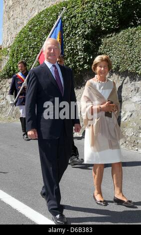 Fürst Hans-Adam II. und Fürstin Marie von Und Zu Liechtenstein zu Fuß von der Burg auf die Wiese um den Nationalfeiertag am 15. August 2012 in Vaduz, Liechtenstein zu feiern. Foto: Albert Nieboer Niederlande Stockfoto