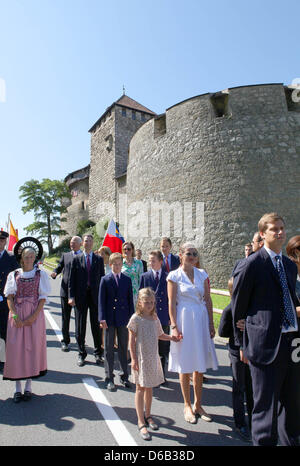 Die Familie von Fürst Hans-Adam II von Und Zu Liechtenstein zu Fuß von der Burg auf die Wiese um den Nationalfeiertag am 15. August 2012 in Vaduz, Liechtenstein zu feiern. Foto: Albert Nieboer Niederlande Stockfoto