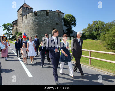 Fürst Hans-Adam II von Und Zu Liechtenstein und Familienmitglieder zu Fuß von der Burg auf die Wiese um den Nationalfeiertag am 15. August 2012 in Vaduz, Liechtenstein zu feiern. Foto: Albert Nieboer Niederlande Stockfoto