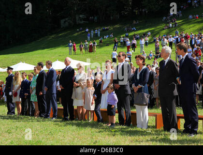 Prinzessin Marie Caroline, Prinz Georg, Prinz Nikolaus, erbliche Prinzessin Sophie, Erbprinz Alois, Prinz Joseph Wenzel, Fürst Hans Adam II, Prinzessin Marie, Camilla, Prinz Moritz, Prinzessin Tatjana, Prinz Benedikt, Constantin Prinz, Prinzessin Margaretha, Prinz Nikolaus und Prinz Josef-Emanuel von Und Zu Liechtenstein besucht die katholische Messe auf der Wiese zu DRI Stockfoto