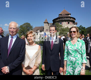 Fürst Hans Adam II., Prinzessin Marie, Erbprinz Alois, Sophie, erbliche Prinzessin von Und Zu Liechtenstein posiert vor dem Schloss, der Nationalfeiertag am 15. August 2012 in Vaduz, Liechtenstein zu feiern. Foto: Albert Nieboer Niederlande Stockfoto