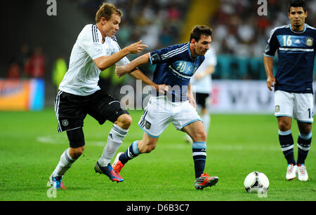 Deutschlands Holger Badstuber (L) wetteifert um den Ball mit Argentiniens Lionel Messi beim Freundschaftsspiel zwischen Deutschland und Argentinien in der Commerzbank-Arena in Frankfurt/Main, Deutschland, 15. August 2012. Foto: Thomas Eisenhuth Stockfoto