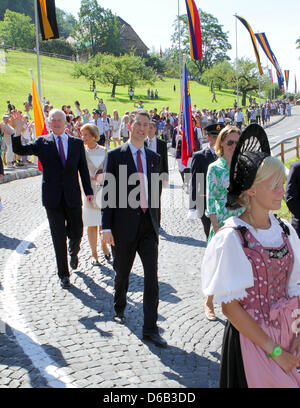 Fürst Hans Adam II., Prinzessin Marie, Erbprinz Alois, Sophie, erbliche Prinzessin von Und Zu Liechtenstein zu Fuß von der Burg auf die Wiese zu feiern der Nationalfeiertag am 15. August 2012 in Vaduz, Liechtenstein. Foto: Albert Nieboer Niederlande Stockfoto