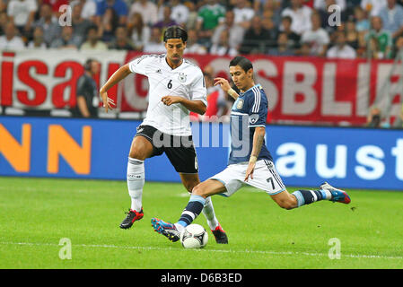 Deutschlands Sami Khedira (L) wetteifert um den Ball mit Argentiniens Angel di Maria während das Freundschaftsspiel zwischen Deutschland und Argentinien in der Commerzbank-Arena in Frankfurt/Main, Deutschland, 15. August 2012. Foto: Revierfoto Stockfoto