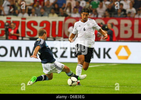 Deutschlands Sami Khedira (R) wetteifert um den Ball mit Argentiniens Pablo Zabaleta während das Freundschaftsspiel zwischen Deutschland und Argentinien in der Commerzbank-Arena in Frankfurt/Main, Deutschland, 15. August 2012. Foto: Revierfoto Stockfoto