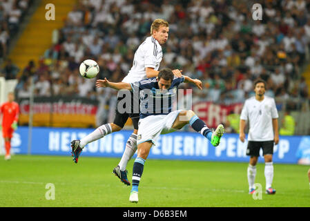 Deutschlands Holger Badstuber (oben) wetteifert um den Ball mit Argentiniens Gonzalo Higuain während das Freundschaftsspiel zwischen Deutschland und Argentinien in der Commerzbank-Arena in Frankfurt/Main, Deutschland, 15. August 2012. Foto: Revierfoto Stockfoto