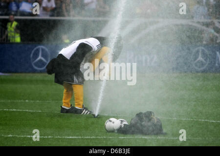 DFB-Maskottchen Paule kühlt sich ab vor dem Freundschaftsspiel zwischen Deutschland und Argentinien in der Commerzbank-Arena in Frankfurt/Main, Deutschland, 15. August 2012. Foto: Fredrik von Erichsen Stockfoto