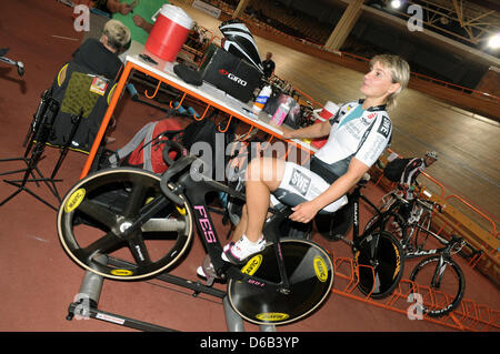 Team Sprint Olympiasieger Kristina Vogel RSC Turbine Erfurt erwärmt sich bei den deutschen Track Cycling Championships am Oderlandhalle in Frankfurt Oder, Deutschland, 16. August 2012. Foto: Oliver Mehlis Stockfoto