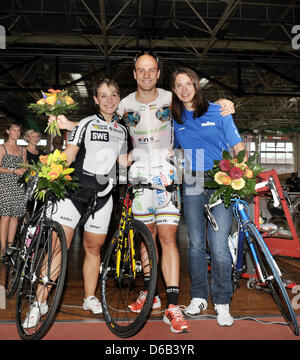 Team Sprint Olympiasieger Kristina Vogel (L) RSC Turbine Erfurt und Miriam Welte RSc Kaiserslautern posieren mit Keirin Silber Medallist Maximilian Levy Team Erdgas Cottbus bei den deutschen Track Cycling Championships am Oderlandhalle in Frankfurt Oder, Deutschland, 16. August 2012. Foto: Oliver Mehlis Stockfoto