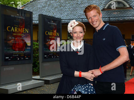 TV-Persönlichkeit Enie van de Meiklokjes und ihr Freund Tobias Staerbo besuchen die Premiere der Oper "Carmen" am See Wannsee in Berlin, Deutschland, 16. August 2012. Aufführungen laufen noch bis 2. September 2012. Foto: Britta Pedersen Stockfoto