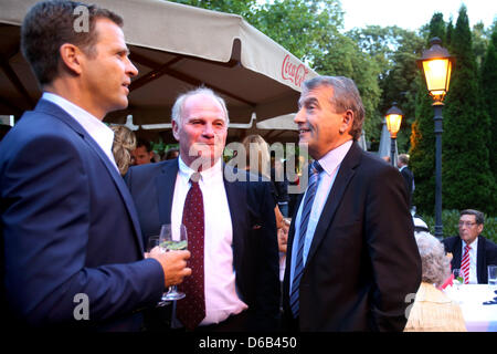 Uli Hoeness (C), Präsident des FC Bayern Muenchen, im Gespräch mit Oliver Bierhoff (L), Manager der deutschen Fußball-Nationalmannschaft, und Wolfgang Niersbach, Präsident des deutschen Fußball-Bund DFB während der 70. Geburtstag-Partei des Promi-Arzt Dr. Hans-Wilhelm Müller-Wohlfahrt am Seehaus in München, Deutschland, 16. August 2012. Dr. Mueller Wohlfahrt ist unter anderem der clu Stockfoto