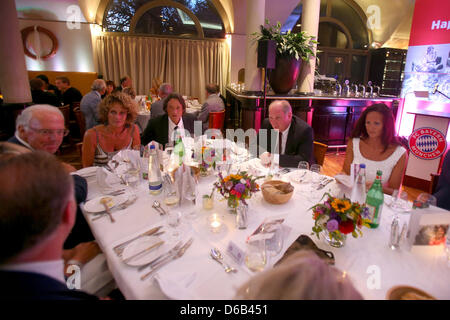 Promi-Arzt Dr. Hans-Wilhelm Mueller Wohlfahrt (C) und seine Frau Karin sprechen mit Gästen während seines 70. Geburtstags-Party am Seehaus in München, Deutschland, 16. August 2012. Dr. Mueller Wohlfahrt ist unter anderem der Club Arzt des Fußball-Bundesligisten FC Bayern München. Foto: Alexander man Stockfoto