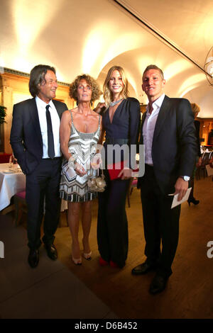 Promi-Arzt stellt Dr. Hans-Wilhelm Müller-Wohlfahrt (L) mit seiner Frau Karin Mueller Wohlfahrt (2-L), FC Bayern München-Spieler Bastian Schweinsteiger und seine Freundin Sarah Brandner während seines 70. Geburtstags-Party am Seehaus in München, Deutschland, 16. August 2012. Dr. Mueller Wohlfahrt ist unter anderem der Club Arzt des Fußball-Bundesligisten FC Bayern München. Foto: Alex Stockfoto