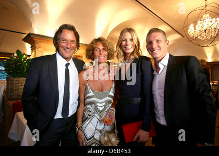 Promi-Arzt stellt Dr. Hans-Wilhelm Müller-Wohlfahrt (L) mit seiner Frau Karin Mueller Wohlfahrt (2-L), FC Bayern München-Spieler Bastian Schweinsteiger und seine Freundin Sarah Brandner während seines 70. Geburtstags-Party am Seehaus in München, Deutschland, 16. August 2012. Dr. Mueller Wohlfahrt ist unter anderem der Club Arzt des Fußball-Bundesligisten FC Bayern München. Foto: Alex Stockfoto