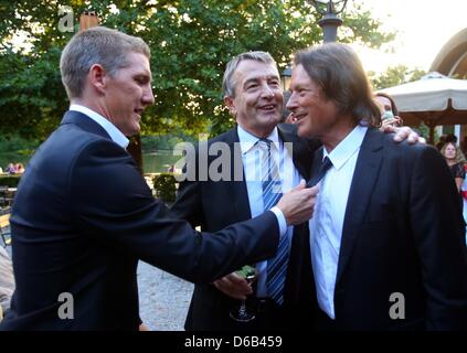 Arzt Dr. Hans-Wilhelm Mueller Wohlfahrt (R) empfängt FC Bayern München Spieler Bastian Schweinsteiger (L) und Wolfgang Niersbach, Präsident des deutschen Fußball Bund DFB während seines 70. Geburtstags party im Seehaus in München, Deutschland, 16. August 2012. Dr. Mueller Wohlfahrt ist unter anderem der Club Arzt des Fußball-Bundesligisten FC Bayern München. Foto: Alex Stockfoto