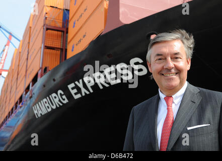 Hapag-Lloyd-Chef Michael Behrendt besucht die Taufe das Containerschiff "Hamburg Express" am Container Terminal Altenwerder (CTA) in Hamburg, Deutschland, 17. August 2012. Mit einer Länge von 366 Metern und einer Breite von 48 Metern ist es eines der größten Containerschiffe der Welt. Foto: ANGELIKA WARMUTH Stockfoto