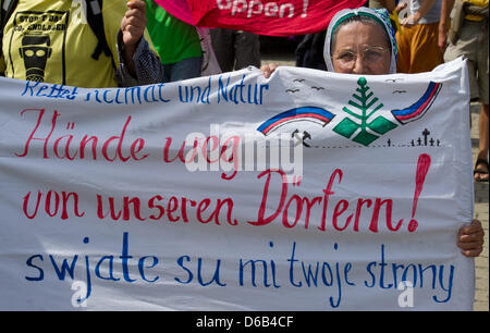 74-jährige Edith Penk nimmt Teil an einer Demonstration von Klima-Camp (Klimacamp) Cottbus vor der Vattenfall-Braunkohle gefeuert-Kraftwerk in Jaenschwalde, Deutschland, 17. August 2012. Foto: Patrick Pleul Stockfoto