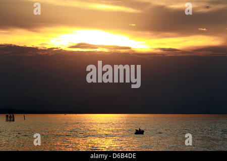 Ein Boot Segeln über dem Bodensee bei Sonnenuntergang in der Nähe von Lindau, Deutschland, 15. August 2012. Foto: Karl-Josef Hildenbrand Stockfoto