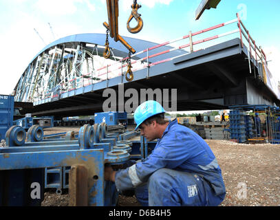 Die Vorbereitungen laufen für die schwimmende in Position der neuen Osthafen Brücke in der Nähe der neuen Europäischen Zentralbank (EZB) in Frankfurt Main, Deutschland, 16. August 2012. Die Brücke wird zur Verfügung gestellt werden von 20 bis 22 August und wird im Juli 2013 für den Verkehr geöffnet. Foto: Arne Dedert Stockfoto