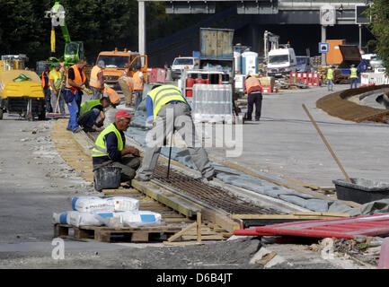 Bauarbeiter Sanieren bin Freitag (17.08.2012) in Essen Die Fahrbahn der Autobahn 40. Sterben Revierschlagader A40 ist Nach der Halbzeit Bei Höhle Bauarbeiten Im Essener Stadtgebiet Noch bis Ende September Gesperrt. Für Den Zeitraum können Täglich Rund 80 000 Fahrer Einen Schleichweg suchen.  Foto: Roland Weihrauch Dpa/lnw Stockfoto