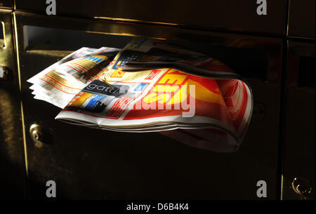 Ein Rundschreiben ragt aus einem Postfach in Berlin, Deutschland, 14. August 2012. Foto: Jens Kalaene Stockfoto