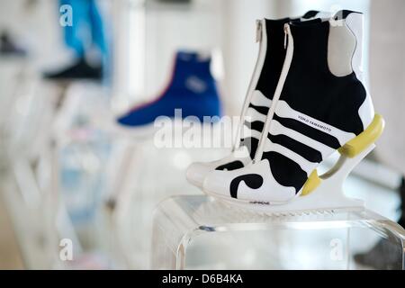 Futuristische Adidas Damenschuhe von Designer Yohji Yamamoto werden am Firmensitz in Herzogenaurach, Deutschland, 17. August 2012 angezeigt. Foto: David Ebener Stockfoto