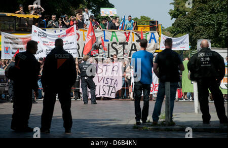 Menschen protestieren gegen eine Demonstration der rechtsextremen Partei Pro Deutschland Bürger Bewegung vor der As-Sahaba Moschee in Berlin, Deutschland, 18. August 2012. Foto: TIM BRAKEMEIER Stockfoto