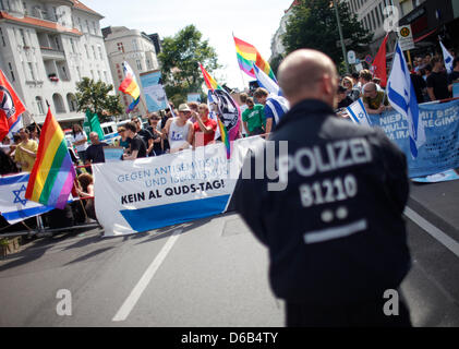 Gegendemonstranten protestieren gegen die internationalen Quds Day unter dem Motto "gegen Antisemitismus und Islamismus - No-Quds-Tag" in Berlin, Deutschland, 18. August 2012. Quds-Tag ist am letzten Freitag im Ramadan, bekundet Solidarität mit dem palästinensischen Volk und gegen Zionismus gedacht sowie Israels Kontrolle von Jerusalem. Foto: FLORIAN SCHUH Stockfoto