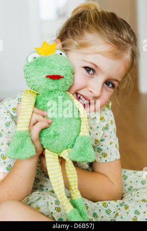 Mädchen spielen mit Spielzeug Frosch Stockfoto