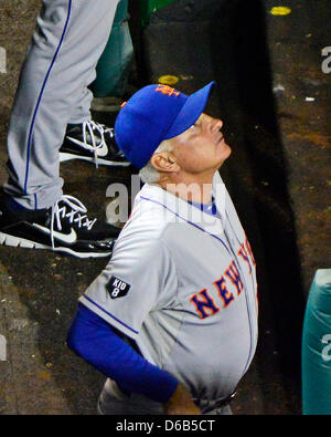 New York Mets Manager Terry Collins (10) schaut zum Himmel nach einem vierten Inning Grand Slam zu Washington Nationals linker Feldspieler Michael Morse an Nationals Park in Washington, D.C. am Freitag, den 17. August 2012..Credit Johan Santana aufgab: Ron Sachs / CNP. (Einschränkung: keine New York oder New Jersey Zeitungen oder Zeitungen im Umkreis 75 Meilen von New York City) Stockfoto