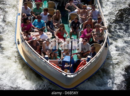 Touristen genießen den Sonnenschein und sommerlichen Temperaturen auf einem Boot fahren auf der Spree in Berlin, Deutschland, 19. August 2012. Foto: Kay Nietfeld Stockfoto