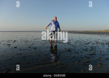 Bundesumweltminister Peter Altmaier steht in Watt bei einem Rundgang durch die Nordsee bei Ebbe in der Nähe von Friedrichskoog-Spitze, Deutschland, 19. August 2012. Minister Altmaier ist derzeit auf eine Energie, die Umwelt und die Sommertour durch Schleswig-Holstein, Niedersachsen und Nordrhein-Westfalen.  Foto: Marcus Brandt Stockfoto