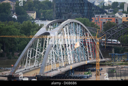 Spezialfahrzeuge bringen die neue Mainbrücke in Position in Frankfurt Am Main, Deutschland, 20. August 2012. Im Juli 2013 wird die Brücke für den Verkehr geöffnet werden. Foto: Arne Dedert Stockfoto